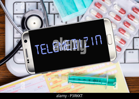 Telefono cellulare con il lettering telemedicina, trattamento remoto Icona Foto, Handy mit dem Schriftzug Telemedizin, Symbolfoto Fernbehandlung Foto Stock