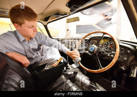 Un 1965 Aston Martin DB5 pilotato da Pierce Brosnan come James Bond nella pellicola 1995 GoldenEye, viene preparata a Bonhams a Londra centrale, prima di andare all'asta il 13 Luglio presso il Bonhams Goodwood Festival della Velocità di vendita per un quantitativo stimato di &pound;1.2-&pound;1.6million. Foto Stock