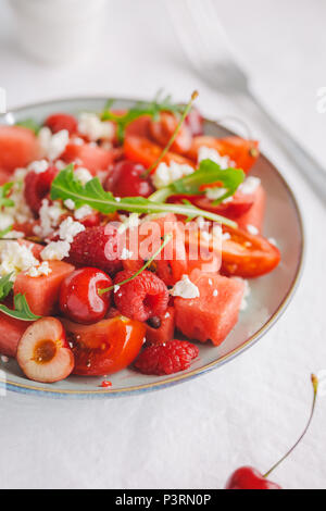 Gustosa Insalata estiva con frutta e verdura sulla piastra. Primo piano Foto Stock