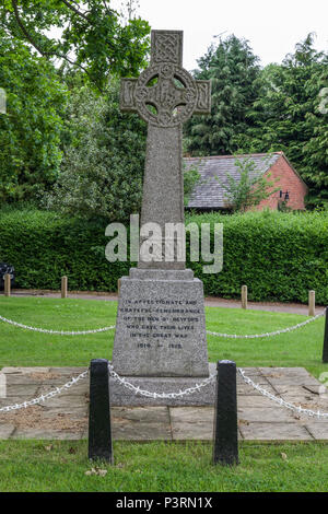 WW1 monumento ai caduti nel villaggio di Nether Heyford, Northamptonshire, Regno Unito Foto Stock