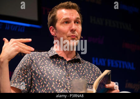 CHRISTOPHER EDGE, scienza, scrittore umorista, autore del premiato autore di molti mondi di Albie luminose, Jamie equazione Drake, e l'infinito vita di giorno Maisie, parlando al 2018 Hay Festival della letteratura e delle arti. Il festival attira scrittori e pensatori da tutto il mondo per dieci giorni di celebrazioni dei migliori della parola scritta, ma politico e il dibattito letterario Foto Stock