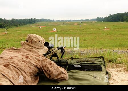 Un cecchino Marine si prepara a fuoco un 7.62mm nato attraverso un M40A6 fucile con un cronografo attaccata durante una ricerca di mercato lo studio di calibro 13 Luglio a Fort A.P. Hill, Virginia Marine Corps Sistemi di comando di fanteria in sistemi di armamenti condotto lo studio per informare Marine Corps leader di acquisizione di circa il futuro Marine arma da cecchino requisiti di sistema. (U.S. Marine Corps foto di Ashley Calingo) Foto Stock