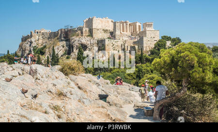 Vista dal solido marble hill chiamato Aeropagus Hill aka Mars Hill, verso l'Acropoli di Atene, Grecia Foto Stock
