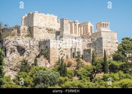 Vista dalla collina di marmo solido chiamata Aeropagus Hill, chiamata Mars Hill, verso l'Acropoli, Atene, Grecia. Foto Stock