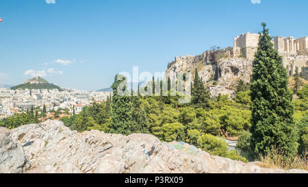 Vista dal solido marble hill chiamato Aeropagus Hill aka Mars Hill, verso l'Acropoli di Atene, Grecia Foto Stock