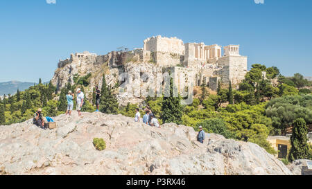 Vista dal solido marble hill chiamato Aeropagus Hill aka Mars Hill, verso l'Acropoli di Atene, Grecia Foto Stock