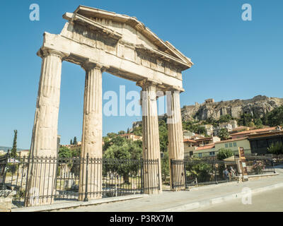 Porta di Atena Archegetis, Romana Agora, con l'Acropoli in background, Atene, Grecia Foto Stock