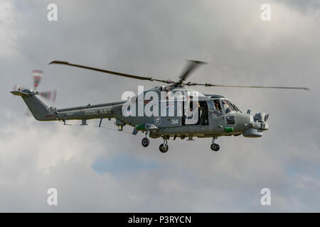 Un British Royal Navy Lynx HMA8 elicottero in volo a gli RNAS Yeovilton aria giorno, nel Regno Unito il 11 luglio 2015. Foto Stock