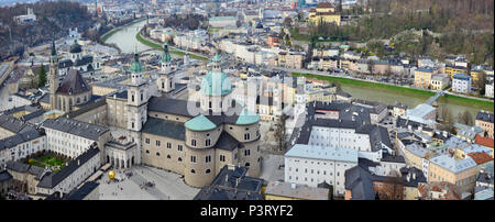 Vienna, Austria - 06 Aprile, 2018: i tetti della vecchia città europea di Vienna - la capitale dell'antico Stato cristiano. Primavera montagne e ri Foto Stock