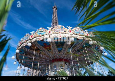 Giostra Vintage presso la Torre Eiffel, Parigi, Francia Foto Stock