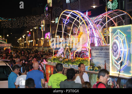 Processione Wesak galleggianti veicoli e pellegrini buddista marciando su Tun Sambanthan road, Brickfields, Malesia durante il wesak giorno, 29 maggio 2018. Foto Stock