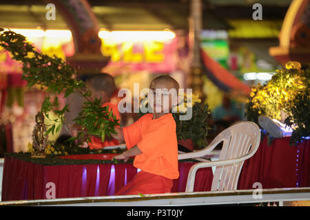 Processione Wesak galleggianti di veicoli su Tun Sambanthan road, Brickfields, Malesia durante il wesak giorno, 29 maggio 2018. Foto Stock