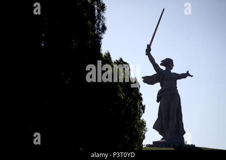 Una vista generale della patria statua chiamate prima della Coppa del Mondo FIFA Gruppo G corrisponde all'Arena di Volgograd, Volgograd. Foto Stock