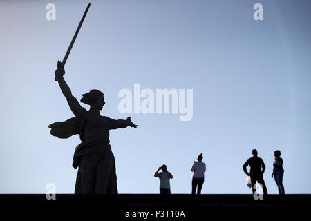 Una vista generale della patria statua chiamate prima della Coppa del Mondo FIFA Gruppo G corrisponde all'Arena di Volgograd, Volgograd. Foto Stock