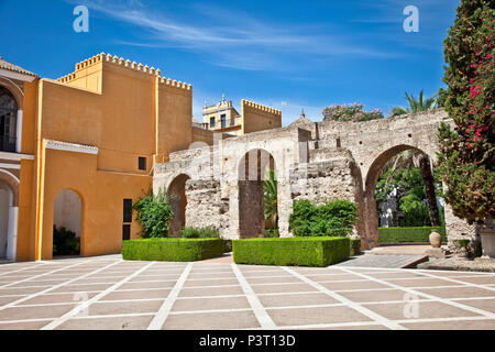 Cortile del Rolal Alcazar di Siviglia, in Andalusia, Spagna Foto Stock