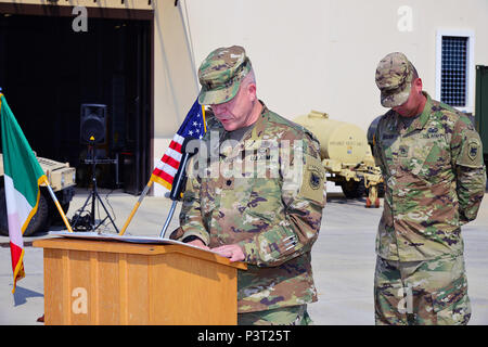 Lt. Col. Charles M. Burgess, U.S. Army Africa cappellano, dà l'invocazione, luglio 29, 2016 durante la modifica del comando cerimonia di USARAF Sede Società di supporto alla Caserma del Din a Vicenza, Italia. (U.S. Esercito foto di Visual Information Specialist Antonio Bedin/rilasciato) Foto Stock