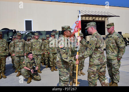 Il cap. Jeremy K. Galvez, incoming U.S. Army Africa Headquarters Support Company commander, sinistra, riceve il guidon dal Lt. Col. Brett M. Medlin, diritto, sede e Sede comandante del battaglione, luglio 29, 2016 durante la modifica del comando cerimonia per la HSC USARAF Sede Società di supporto alla Caserma del Din a Vicenza, Italia. (U.S. Esercito foto di Visual Information Specialist Antonio Bedin/rilasciato) Foto Stock