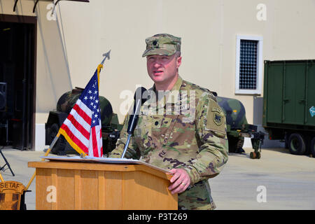 Lt. Col. Brett M. Medlin, U.S. Army Africa sede e Sede comandante del battaglione, fornisce osservazioni durante un cambio del comando cerimonia alla Caserma del Din, Vicenza, Italia, Luglio 29, 2016. (U.S. Esercito foto di Visual Information Specialist Antonio Bedin/rilasciato) Foto Stock