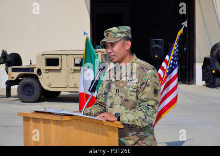 Comandante in arrivo Capt. Jeremy K. Galvez, U.S. Army Africa Headquarters Support Company, dà un discorso, 29 luglio 2016, durante un cambio del comando cerimonia alla Caserma del Din a Vicenza, Italia. (U.S. Esercito foto di Visual Information Specialist Antonio Bedin/rilasciato) Foto Stock