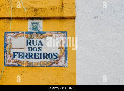 Vista di un cartello stradale con tradizionale portoghese piastrelle azulejo Foto Stock