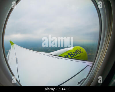 Ala della Air Baltic airlines piano può essere visto attraverso la finestra Foto Stock