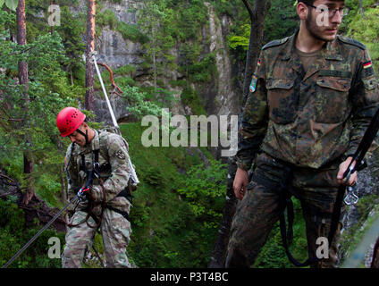 MITTENWALD, Germania - Staff Sgt. Richard Filippi del xxi Theatre supporto del comando militare xviii brigata di polizia si prepara a rappel giù un 40 metri di roccia durante l'esercizio Alpinedistel 2016. La due giorni di tedesco mountain warfare esercizio di formazione ha avuto luogo luglio 20-21 e luglio 27-28 qui. È progettato per sfidare il fisico e mentale di tenacità dei partecipanti nonché di dimostrare la loro competenza in operazioni di montagna. (Foto di Staff Sgt. Frank Brown Jr., XVIII Polizia Militare Brigata Affari pubblici) Foto Stock