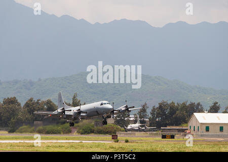 Un RAAF AP-3C Orion aeromobile da 11 Squadron decolla da Marine Corps base, Kaneohe Bay, Hawaii, per una sortita che coinvolgerà la cottura un AGM-84 Harpoon missile come parte del cerchio di esercizio del Pacifico 2016. Bordo del Pacifico (RIMPAC) è un U.S. Flotta del pacifico-hosted multinazionale biennale esercizio marittimo progettato per promuovere e sostenere la cooperazione internazionale sulla sicurezza degli oceani di tutto il mondo. (Australian Defence Force foto di Flt. Lt. Shaun Donnelly) Foto Stock