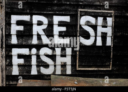 Pesce fresco segno dipinto sulla spiaggia nera capanna, Hastings, East Sussex, Inghilterra Foto Stock