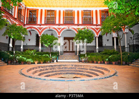 Tipico cortile andaluso con fontana a Siviglia in Spagna. Foto Stock