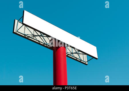 Tabellone vuoto su un palo contro il cielo blu. Luogo ideale per il tuo testo banner o pubblicità Foto Stock