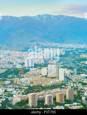 Lo skyline di antenna di Tehran al tramonto. Iran Foto Stock