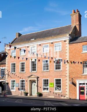 Shipston on Stour high street negozi contenuta all'interno di un grande edificio in presenza di luce solare. Shipston on Stour, Warwickshire, Inghilterra Foto Stock