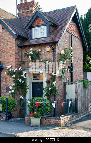 Casa di città e rose rampicanti in Shipston on Stour, Warwickshire, Inghilterra Foto Stock