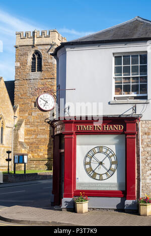 Tempo in mano. Orologio antico Riparazione e restauro negozio a Shipston on Stour, Warwickshire, Inghilterra Foto Stock