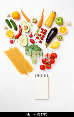 Foto di mele, arance, pasta, broccoli, avocado, carote, pulire il notebook Foto Stock