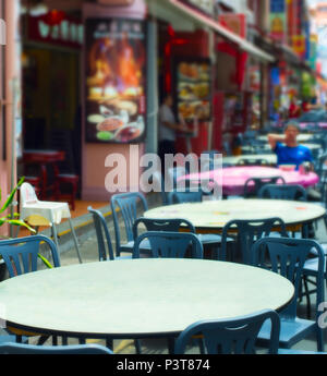 Street restaurant nella Chinatown di Singapore. La messa a fuoco su un tavolo in primo piano Foto Stock