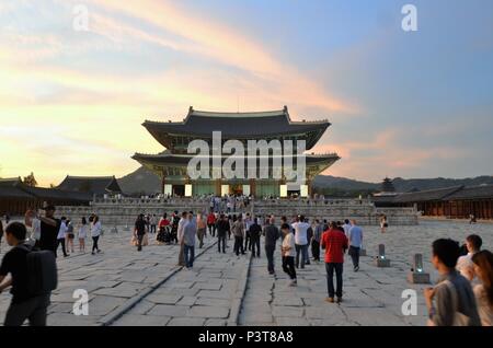 Soldati dal 1° Stormo, 7° reggimento di cavalleria, 1° Brigata corazzate contro la squadra, 1° Divisione di cavalleria, tour il Gyeongbok Palace a Seul, in Corea del Sud il 21 luglio. Il palazzo, sede storica della Dinastia Joseon, risale al XIV secolo. Nella foto è la Sala del Trono del Palazzo. Gli edifici circostanti sono stati utilizzati per il governo coreano Funzionari e dignitari. La strada pedonale principale che conduce fino alla sala del trono era consentito solo per essere utilizzato dallo stesso imperatore mentre i piccoli marciapiedi su entrambi i lati sono stati utilizzati solo dai suoi più alti ufficiali. I soldati hanno visitato i musei, il palazzo Foto Stock