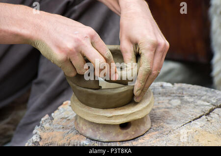 Creazione di un vaso o in un vaso di argilla bianca di close-up. Foto Stock