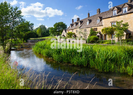 Cotswold cottage in pietra accanto al fiume occhio, Lower Slaughter, il Costwolds, Gloucestershire, England, Regno Unito, Europa Foto Stock