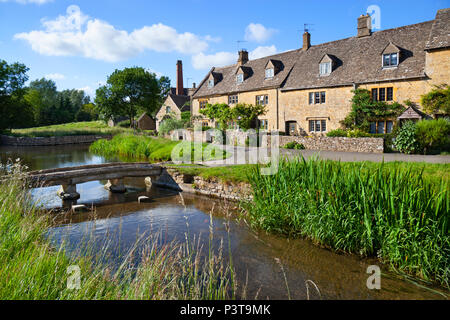 Cotswold cottage in pietra accanto al fiume occhio, Lower Slaughter, il Costwolds, Gloucestershire, England, Regno Unito, Europa Foto Stock