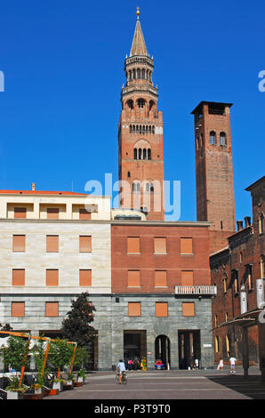 Piazza Stradivari e Torrazzo e town hall tower - Cremona - Lombardia - Italia Foto Stock