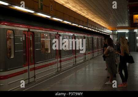 Praga Repubblica Ceca, 16. Giugno 2018, persone stare su una piattaforma e di attendere l'arrivo presso la stazione della metropolitana di auto Foto Stock