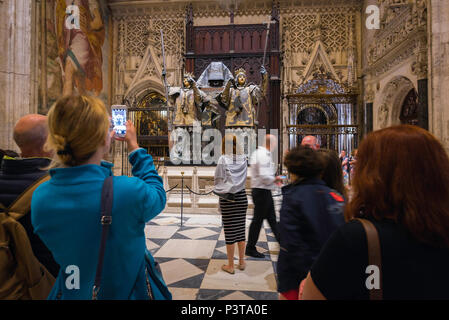 Turisti di siviglia Spagna, i visitatori per la Cattedrale di Siviglia si radunano davanti alla tomba di Cristoforo Colombo (Cristobal Colon), Andalusia, Spagna. Foto Stock