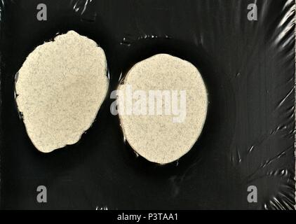 Rigato nero texture plastica sfondo. Con fori causati da fiamme. Foto Stock