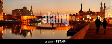 Foto panoramica di una notte città di Mosca su una riva di un fiume di Mosca Foto Stock