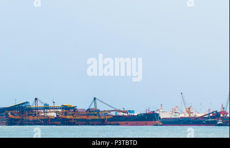 VITÓRIA, ES - 20.11.2015: PORTO DE TUBARÃO - Localizado na Capital do Espirito Santo, o Porto de Tubarão é o maior porto de exportação de minério de ferro do Mundo, controlado pela Vale S.A. (Foto: Vinicius Moraes / Fotoarena) Foto Stock