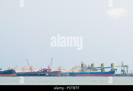 VITÓRIA, ES - 20.11.2015: PORTO DE TUBARÃO - Localizado na Capital do Espirito Santo, o Porto de Tubarão é o maior porto de exportação de minério de ferro do Mundo, controlado pela Vale S.A. (Foto: Vinicius Moraes / Fotoarena) Foto Stock