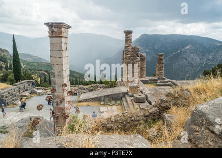 Delphi, un antico abitato sul monte Parnaso in Grecia, una volta casa del leggendario Oracle. Le colonne sono parte del IV secolo A.C. Tempio di Apollo Foto Stock