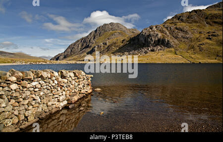 Monte Tryfan e Llyn Idwal lago in Snowdonia, il Galles del Nord su una soleggiata giornata estiva Foto Stock