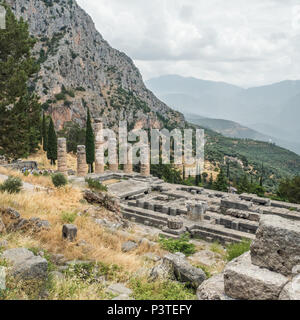 Delphi, un antico abitato sul monte Parnaso in Grecia, una volta casa del leggendario Oracle. Le colonne sono parte del IV secolo A.C. Tempio di Apollo Foto Stock